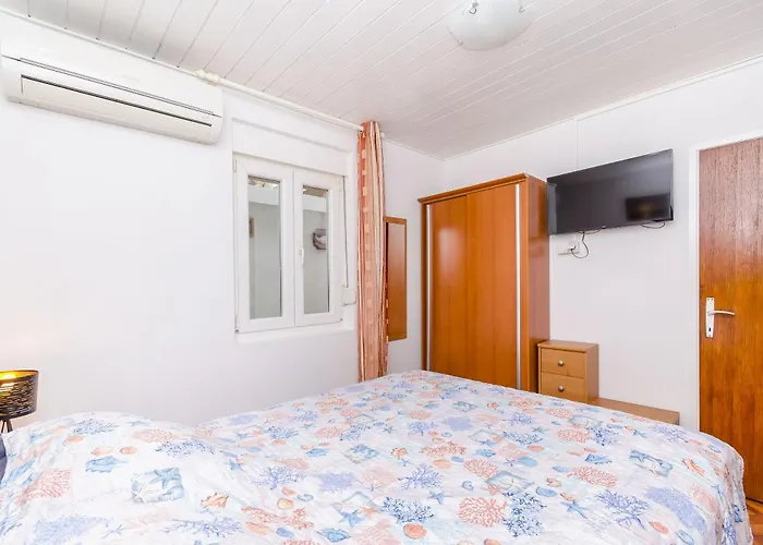 Lav * Stari Grad (Hvar)