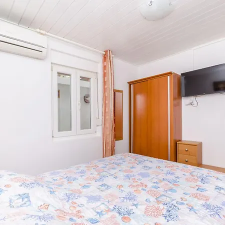 Lav * Stari Grad (Hvar)