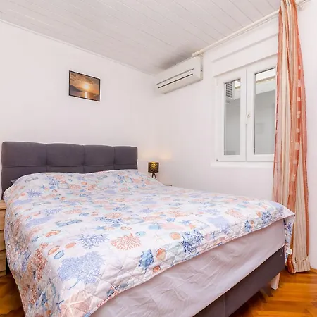 Lav Stari Grad (Hvar)